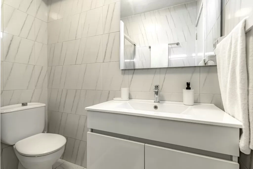 Apartment 5 - Baño con ducha
