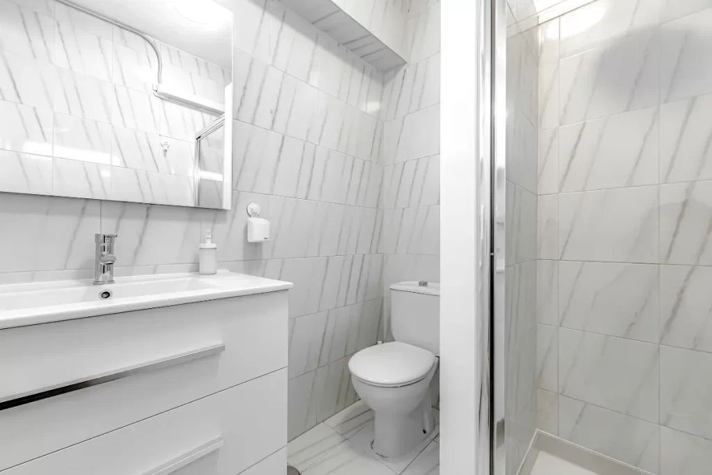 Apartment 8 - Baño con ducha